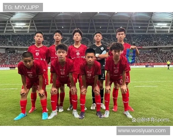 从校园小子到绿茵场上的传奇足球明星的逆袭之路